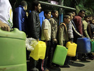 Gazans in line for Gas 186x140.jpg