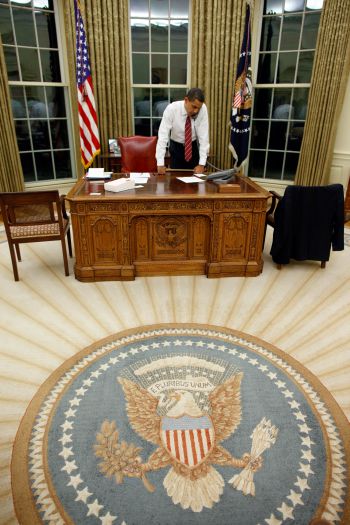 Barack_Obama_at_Resolute_Desk_2009-wikimedia350x525