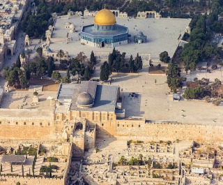 aerial-view-temple-mount-wikicommons-Andrew-Shiva320x265
